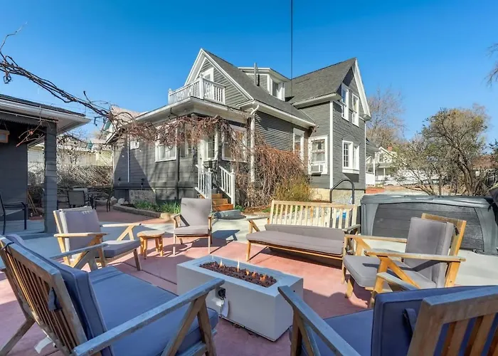 Elite Embassy Near Downtown Hot Tub & Bbq