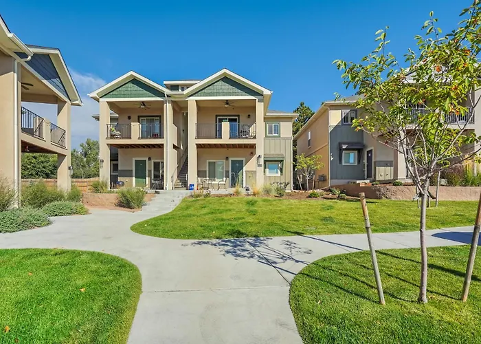 New Downstairs Condo-Mins To Downtown-Pet Friendly
