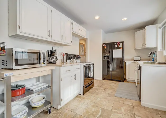 Cosmic Comfort - Pet Friendly - Fenced Yard