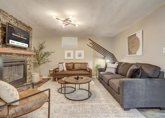 Blackstone Hideaway Downtown Lower-Level Apt