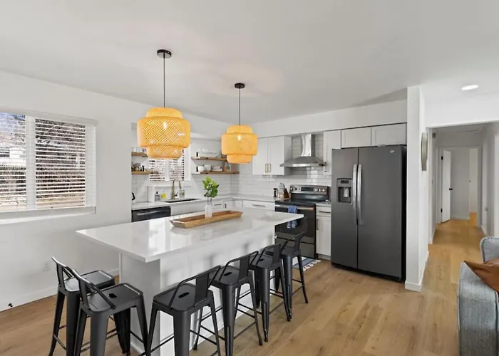 Mountain Views, Close To Attractions, Upper Unit