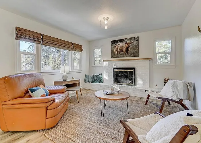 Large Pet-Friendly Sleeps 10 Near Palmer Park