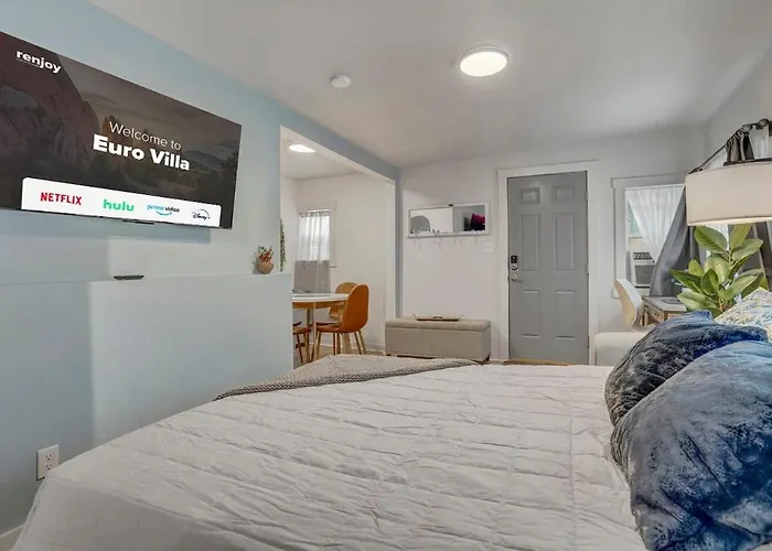 Euro Villa - Walkable Location Scenic Views