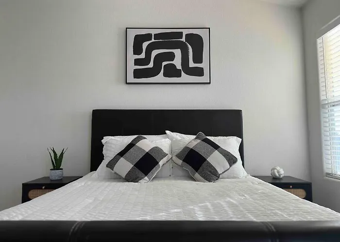 City Gem - 8 Mins To Airport & Downtown With Free Parking