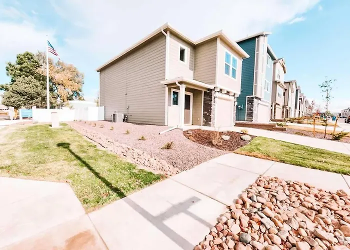 3 Min To Airport Gates Pet Friendly Townhouse
