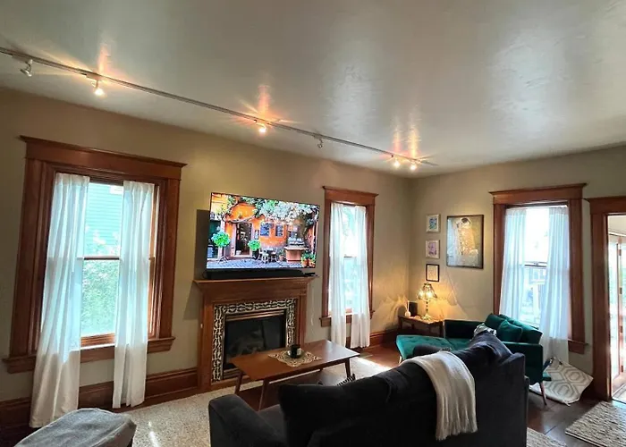 Cozy Central Gem, Fireplace, Pet-Friendly