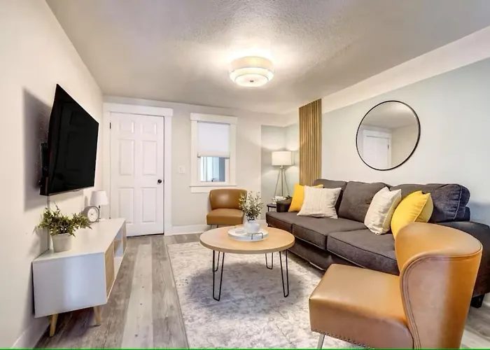 Contemp, Quaint Entire 2Bd Unit