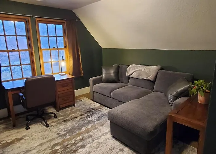 Cozy 1-Bedroom Townhouse Near Downtown Colorado Springs