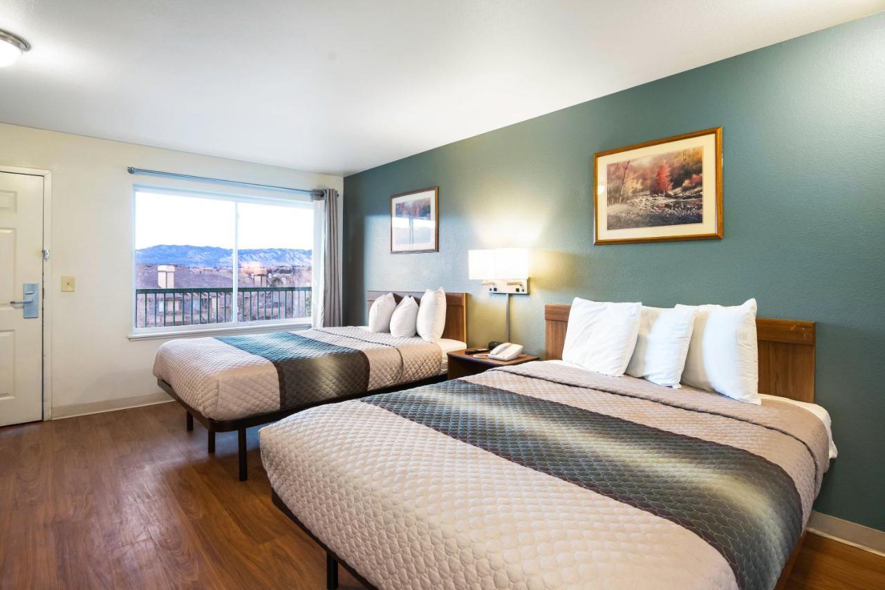 Hometowne By Red Roof - Airport Motel 2*
