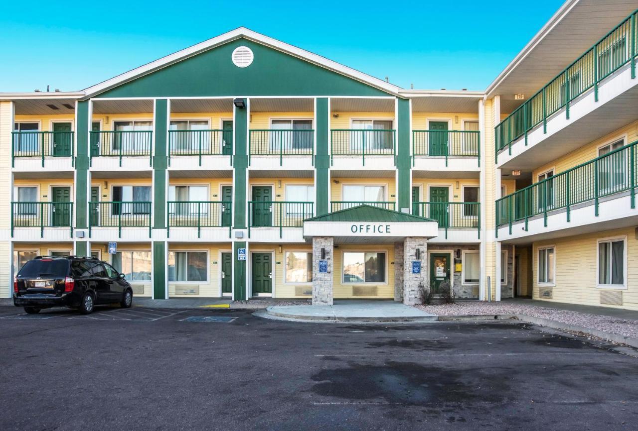 Hometowne By Red Roof - Airport Motel