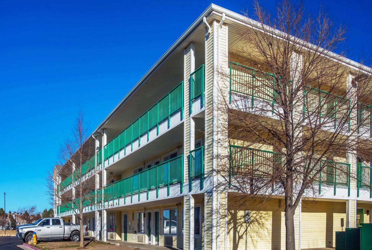 Hometowne By Red Roof - Airport Motel 2*