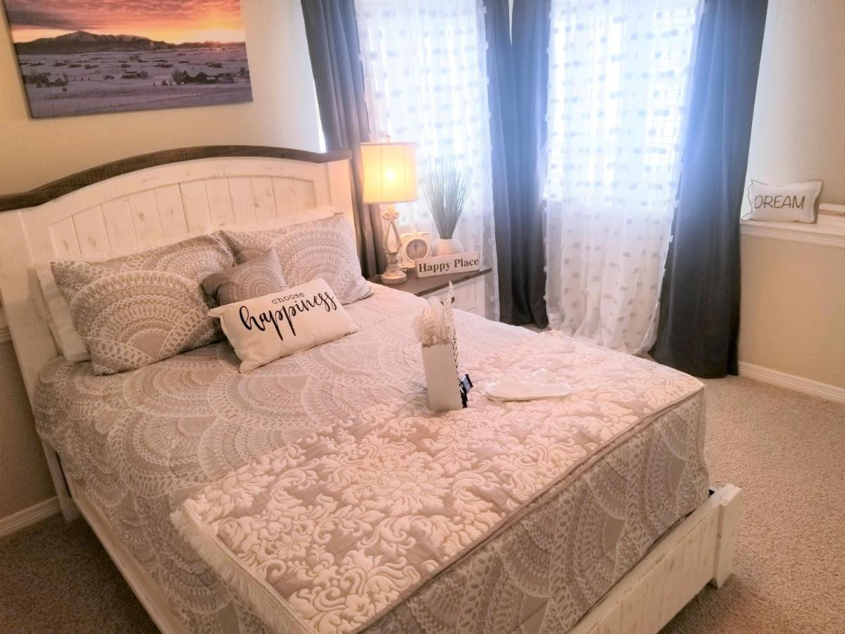 Peak Valley Manor, A Modern Country house Colorado Springs
