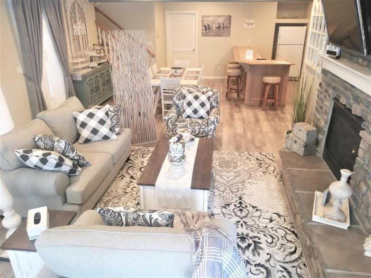 Peak Valley Manor, A Modern Country house Colorado Springs