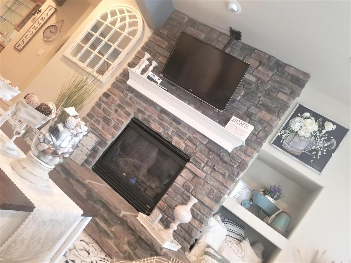 Peak Valley Manor, A Modern Country house Colorado Springs