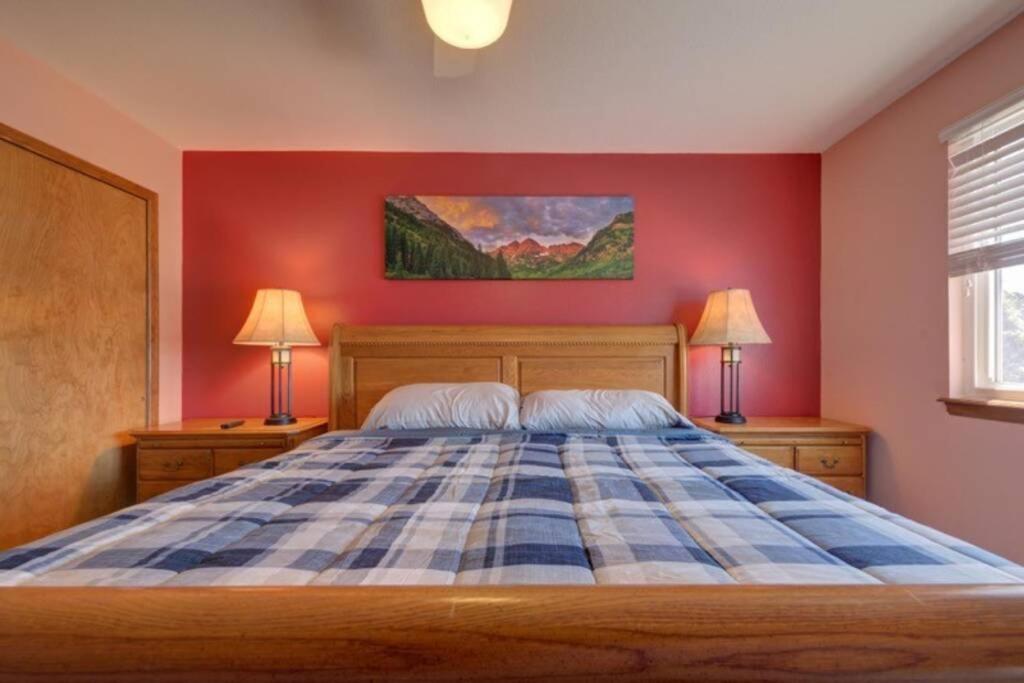 Mtn Views, Quiet Oasis/king Beds+centrally Located