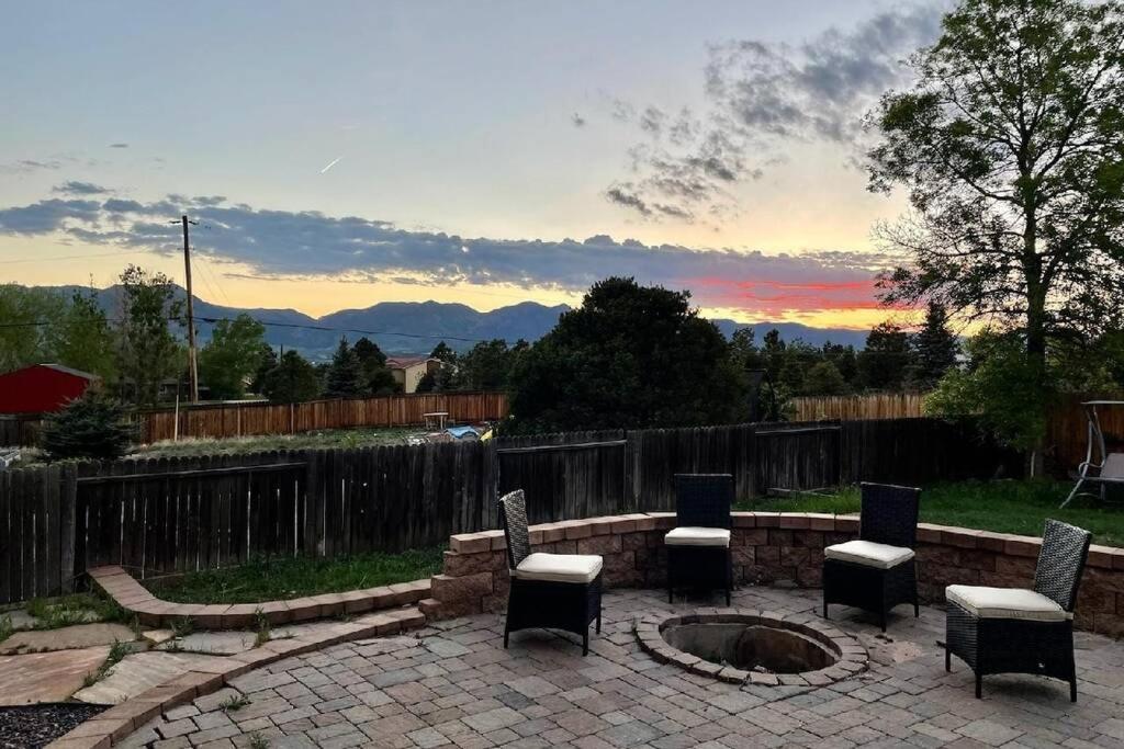 Mtn Views, Quiet Oasis/king Beds+centrally Located Villa Colorado Springs
