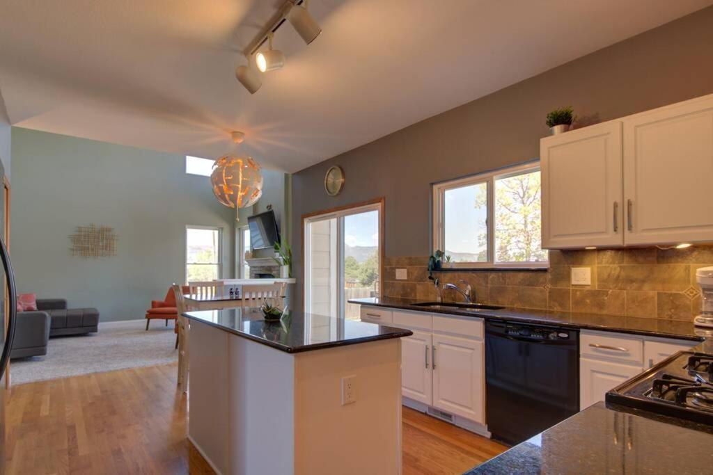 Mtn Views, Quiet Oasis/king Beds+centrally Located * Colorado Springs