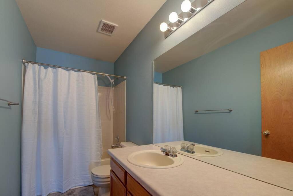Mtn Views, Quiet Oasis/king Beds+centrally Located Colorado Springs
