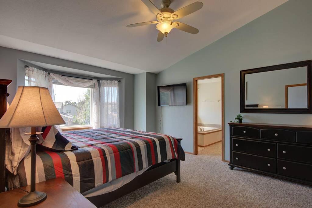 Mtn Views, Quiet Oasis/king Beds+centrally Located Colorado Springs