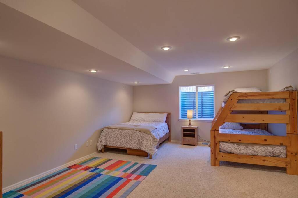 Mtn Views, Quiet Oasis/king Beds+centrally Located Villa *