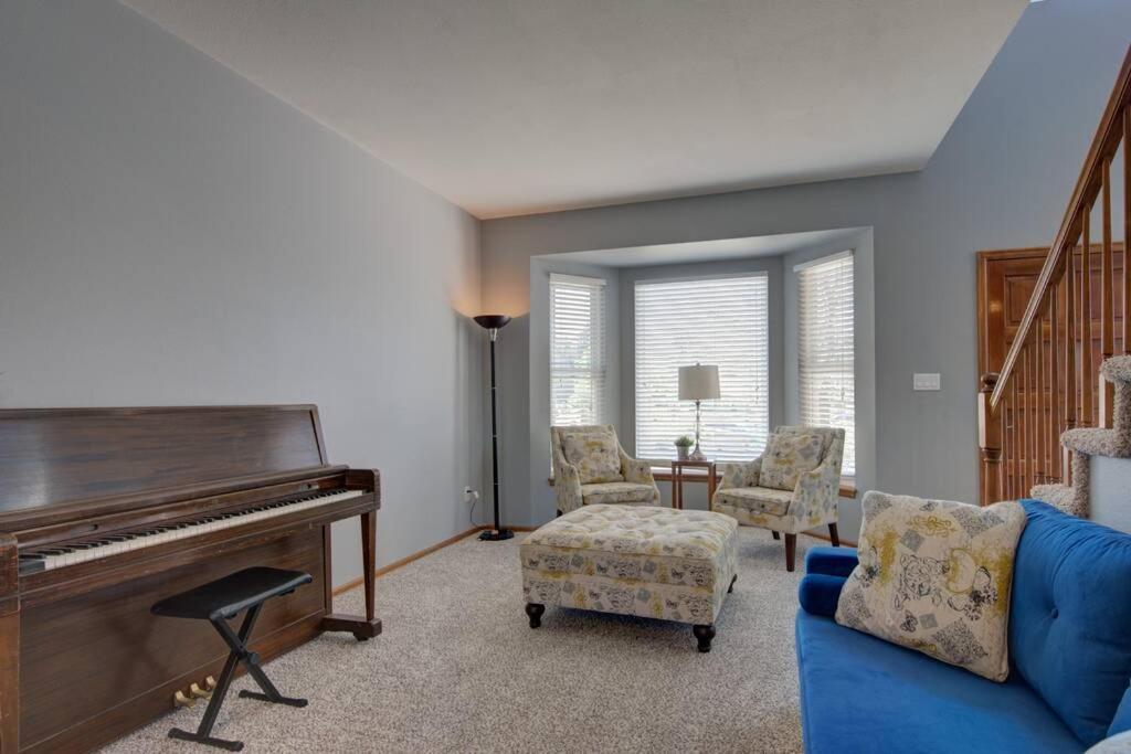 Mtn Views, Quiet Oasis/king Beds+centrally Located Villa *