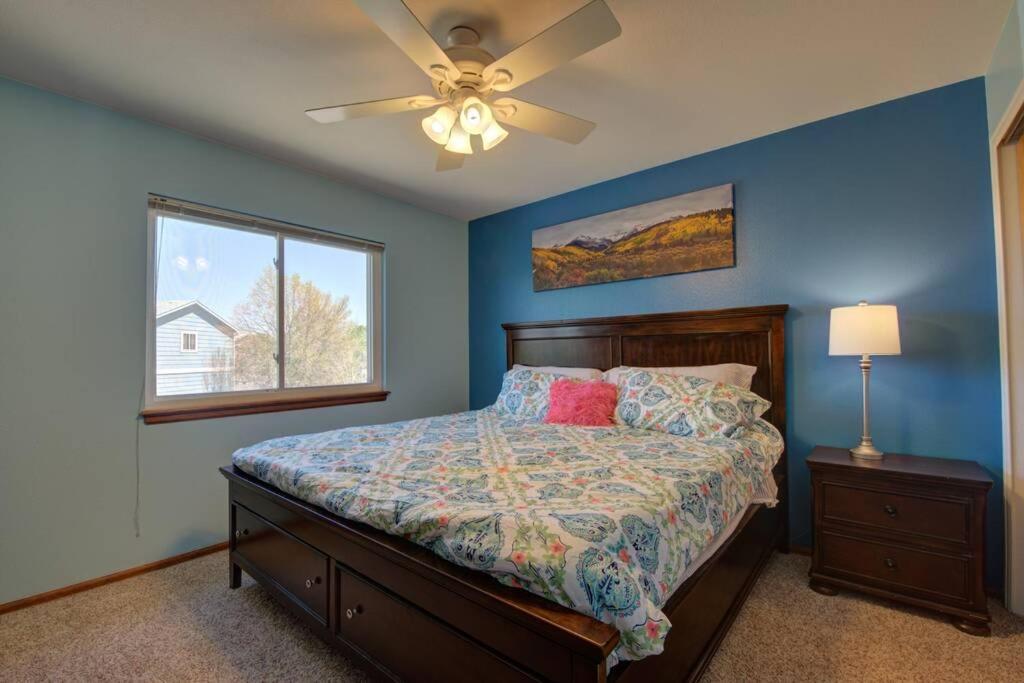 Mtn Views, Quiet Oasis/king Beds+centrally Located Colorado Springs