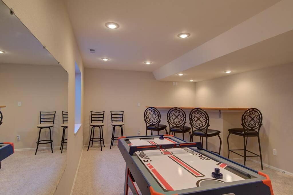 Mtn Views, Quiet Oasis/king Beds+centrally Located Villa