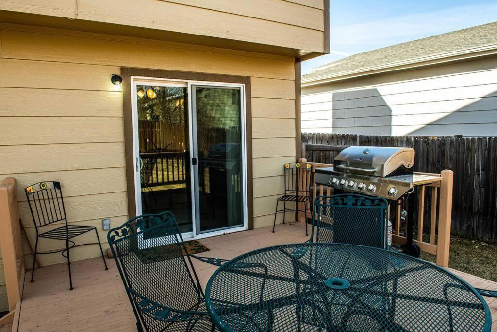 Pet Friendly: Cozy Getaway, Centrally Located Holiday home
