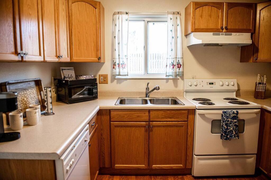 Pet Friendly: Cozy Getaway, Centrally Located Holiday home