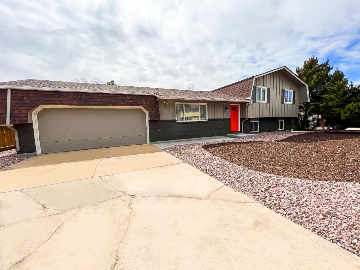 Pet Friendly Close To Attractions. Mtn Views! * Colorado Springs