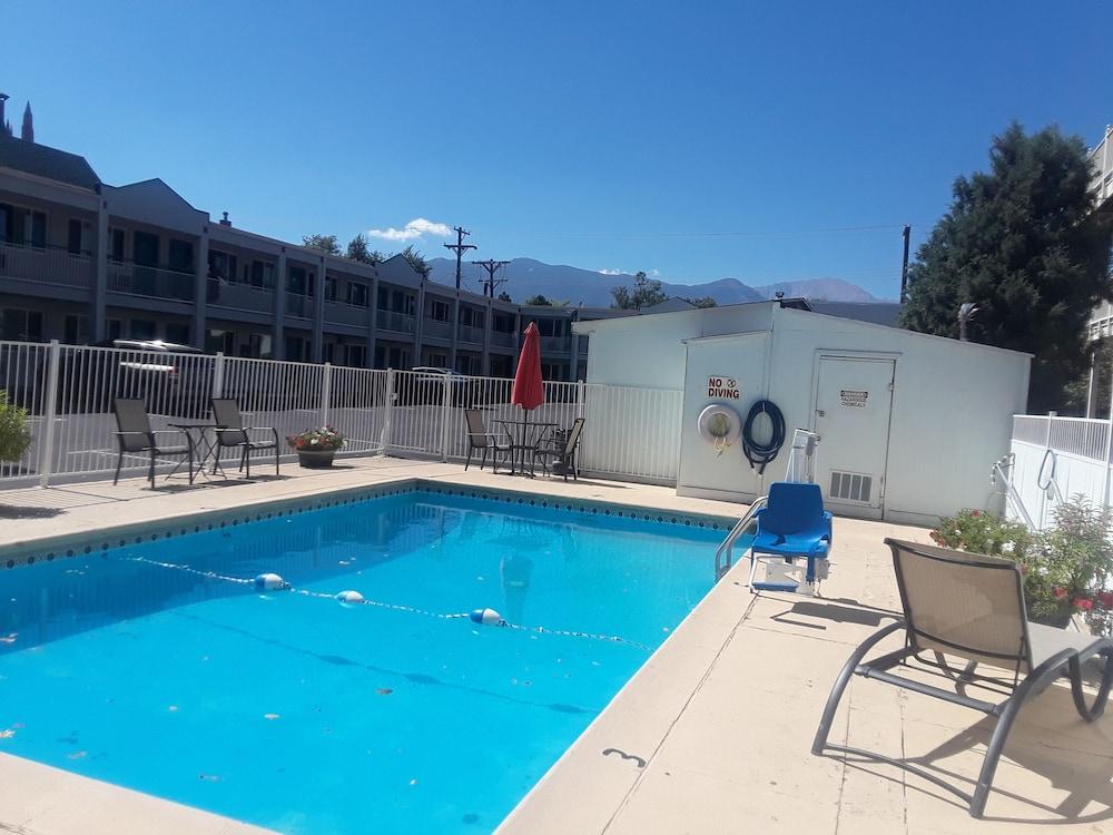 Econo Downtown Lodge *