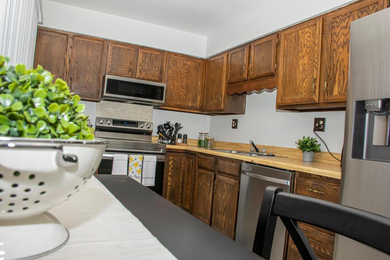 Lovely 2 Bedroom! Close To In A 4plex Apartment