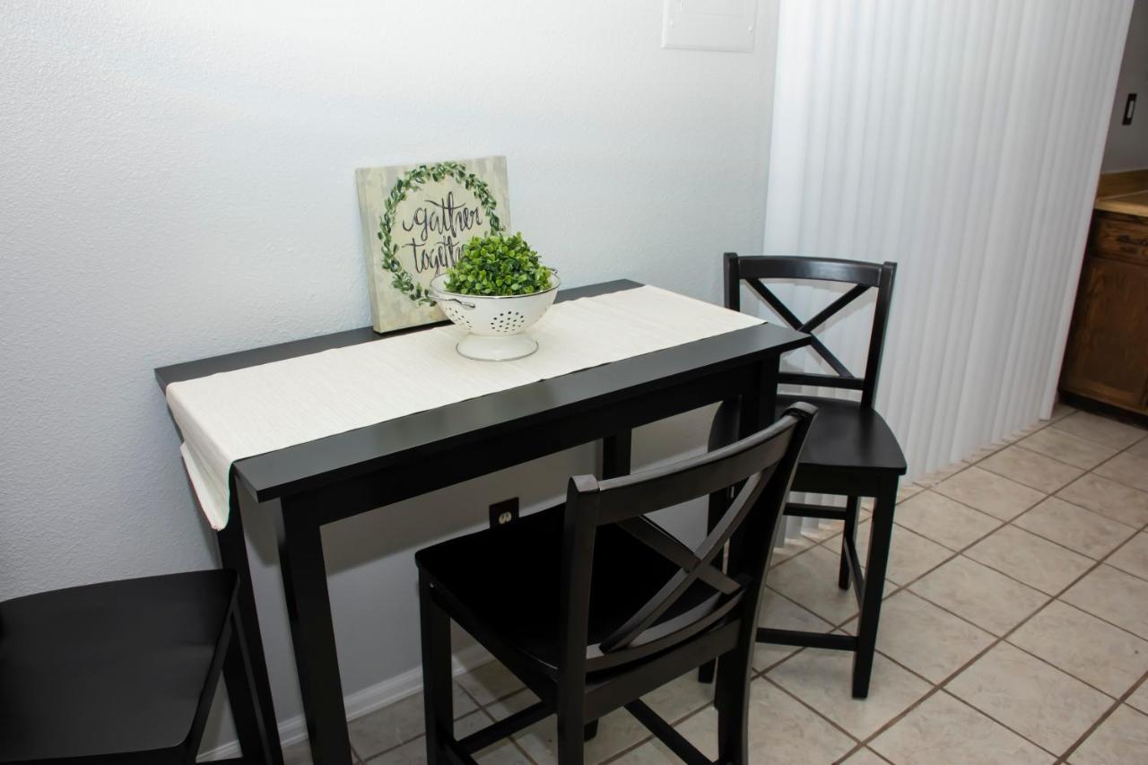 Lovely 2 Bedroom! Close To In A 4plex Apartment *