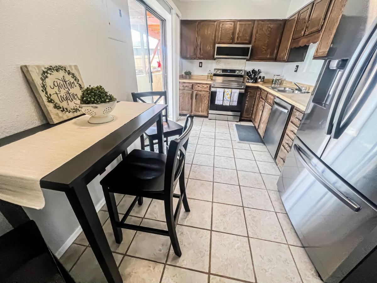 Lovely 2 Bedroom! Close To In A 4plex Apartment