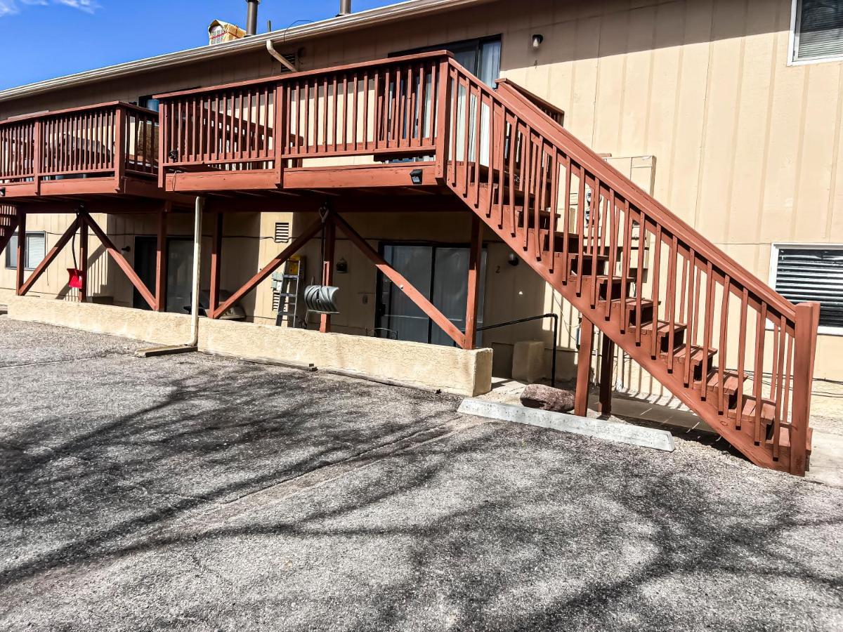 Apartment Lovely 2 Bedroom! Close To In A 4plex *