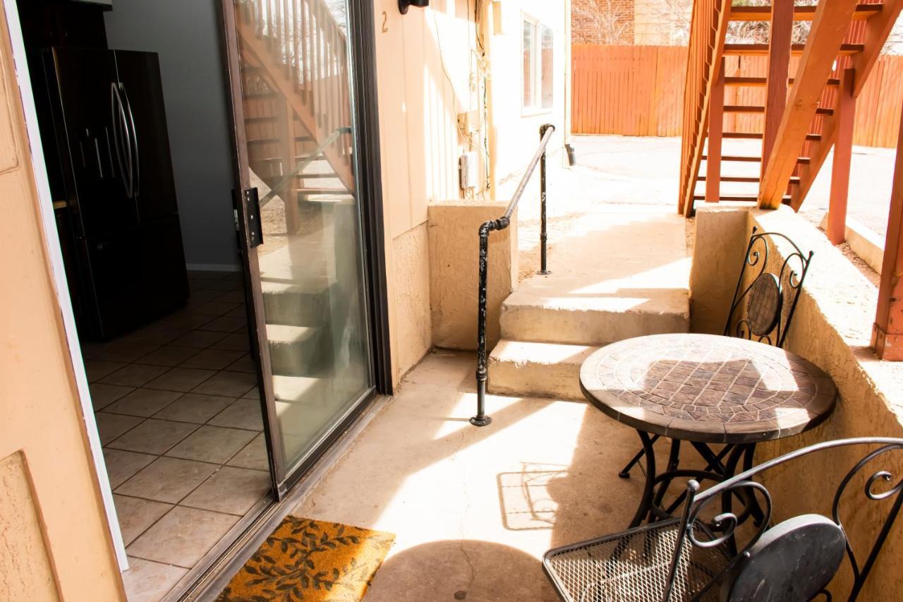 Apartment Lovely 2 Bedroom! Close To In A 4plex