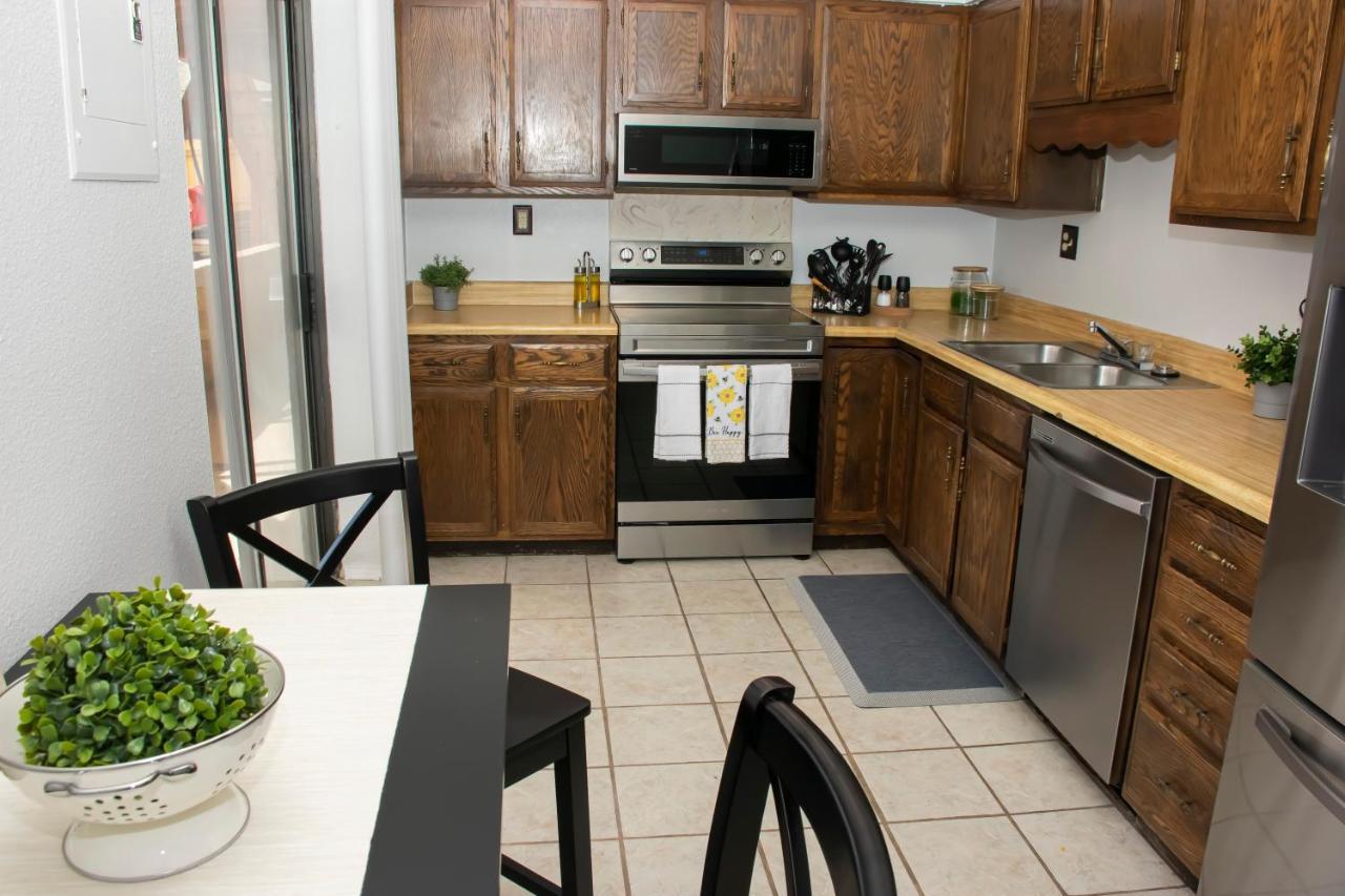 Lovely 2 Bedroom! Close To In A 4plex Apartment *