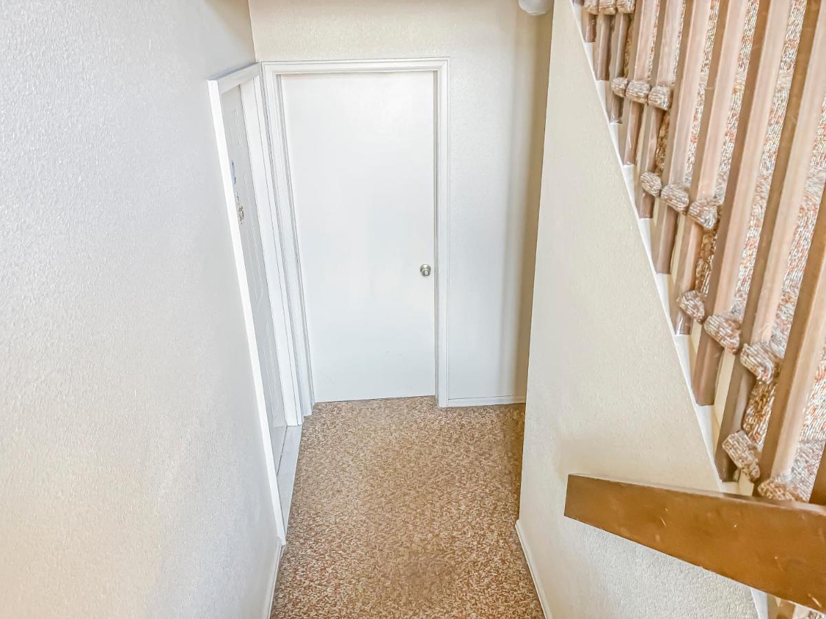 Lovely 2 Bedroom! Close To In A 4plex Apartment