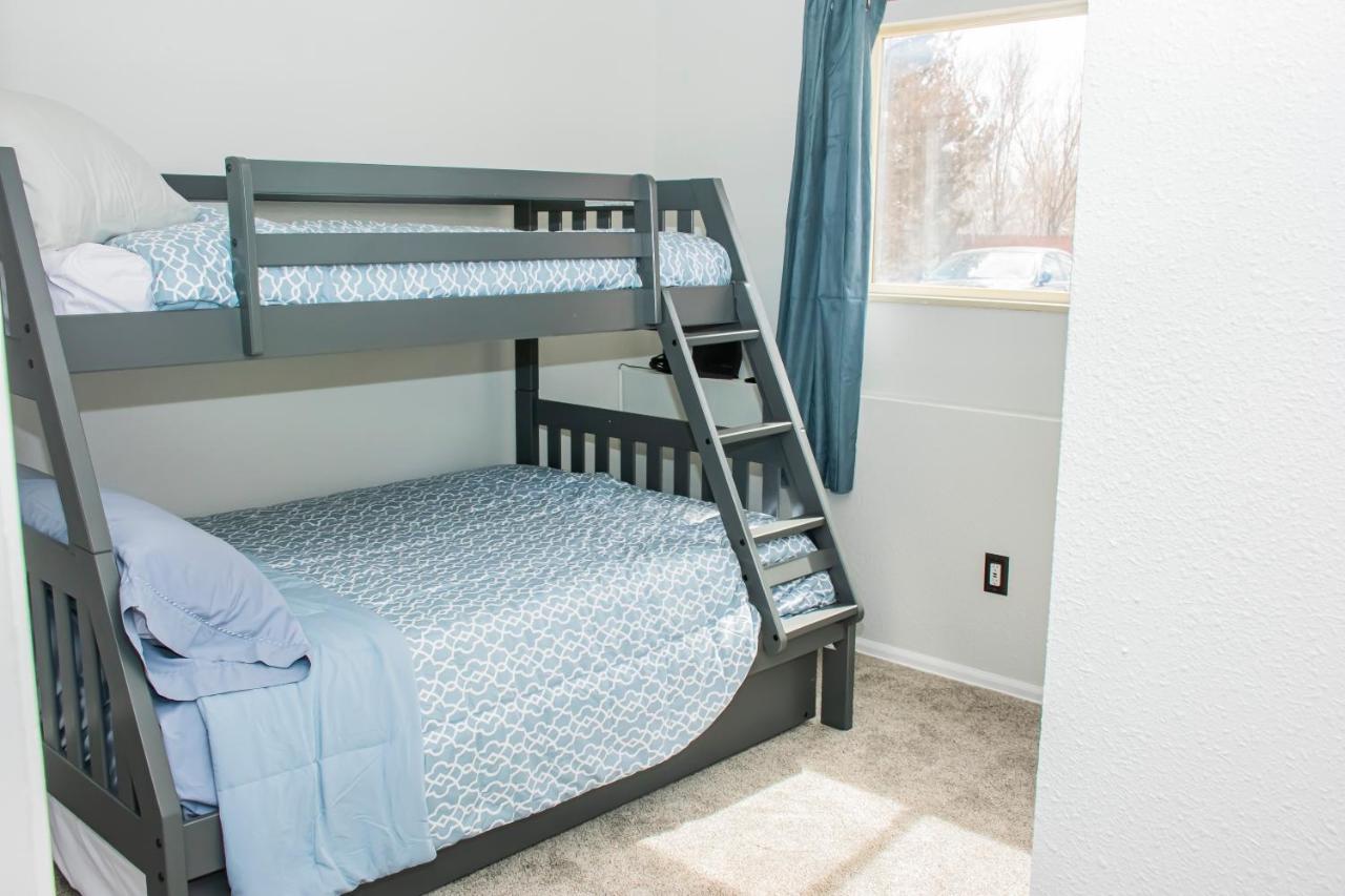 Apartment Lovely 2 Bedroom! Close To In A 4plex