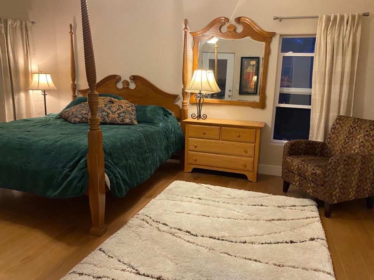 Huge Cozy With Many Bedrooms In Ivywild *