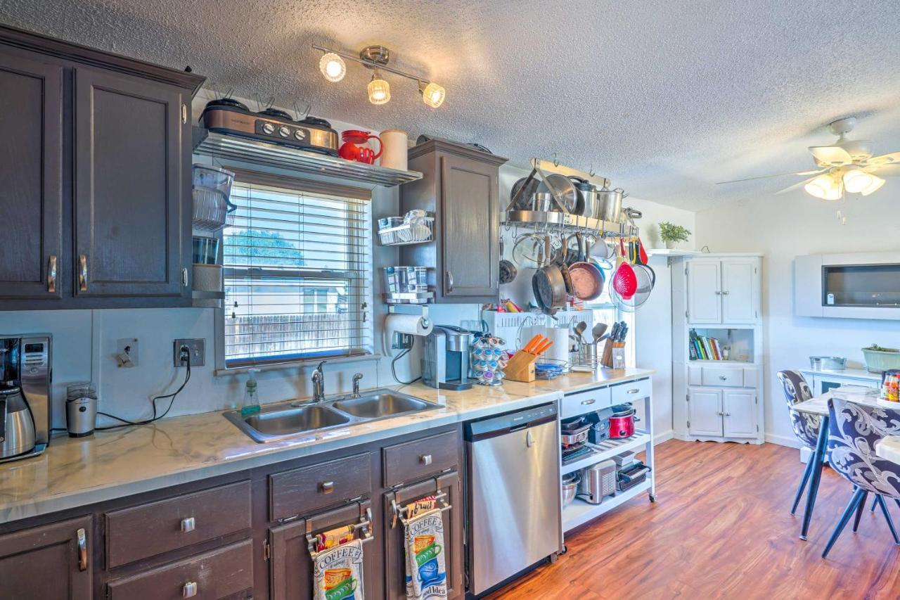 East With Game And Backyard Holiday home *