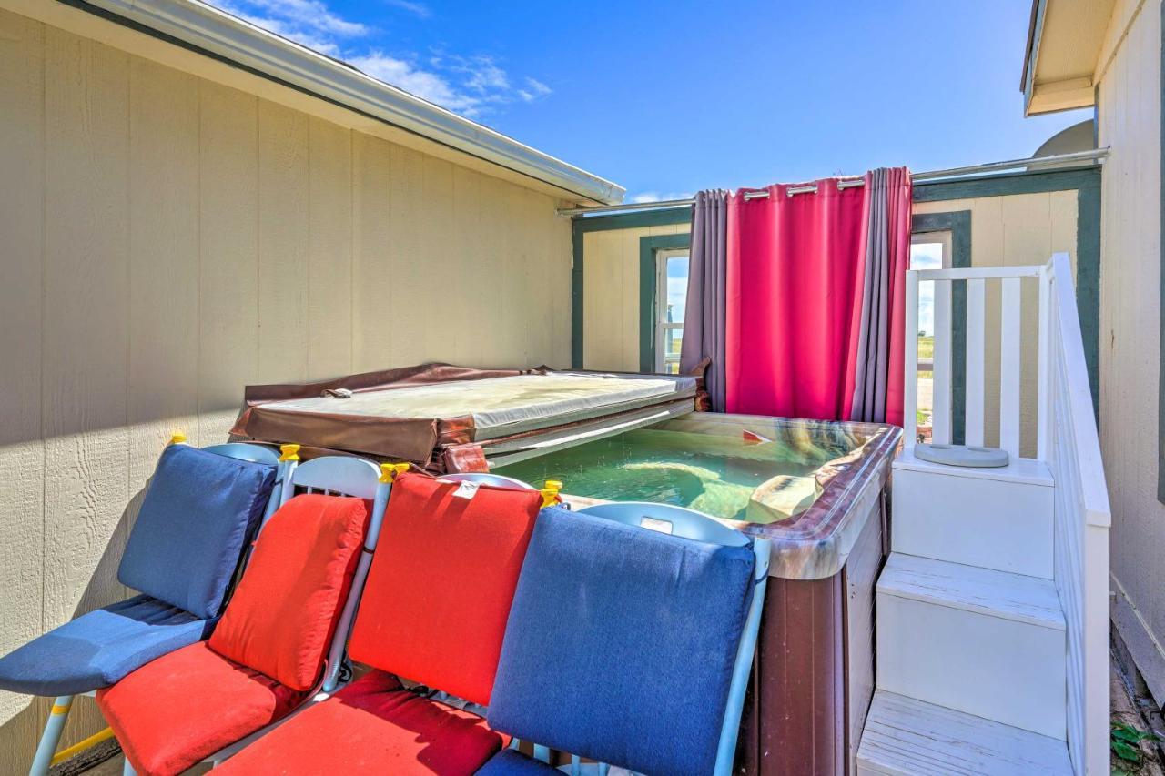 East With Game And Backyard Holiday home *