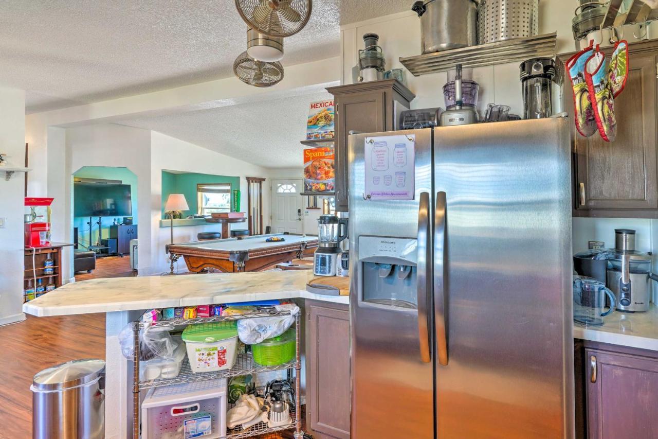 East With Game And Backyard Holiday home Colorado Springs