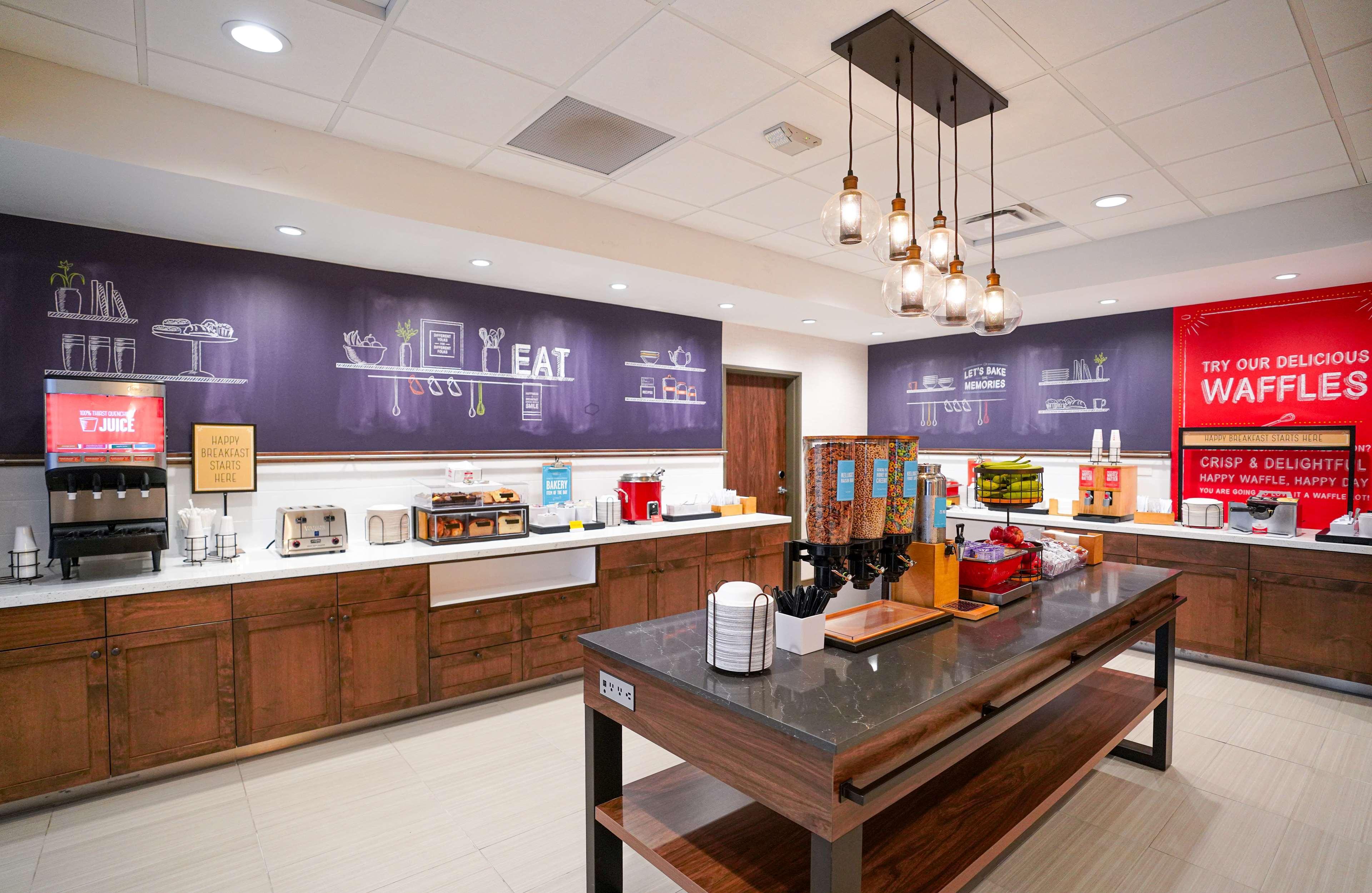Hampton I-25 Hotel 3*