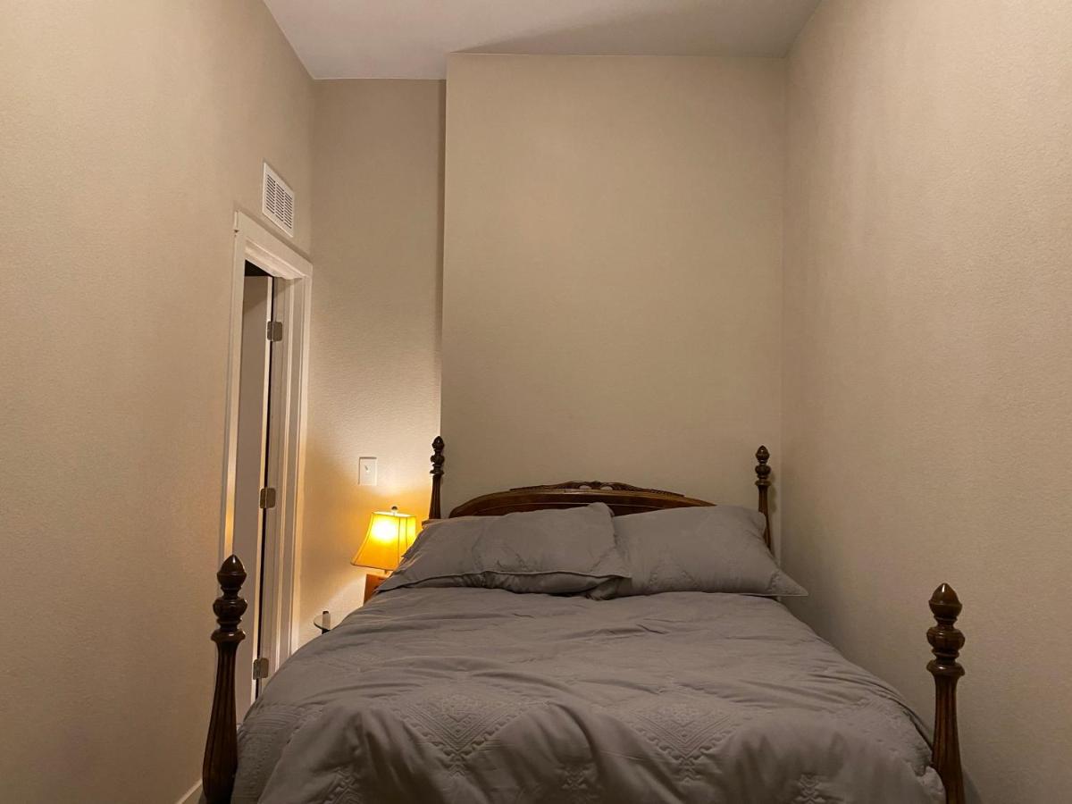 Huge Cozy With Many Bedrooms In Ivywild *