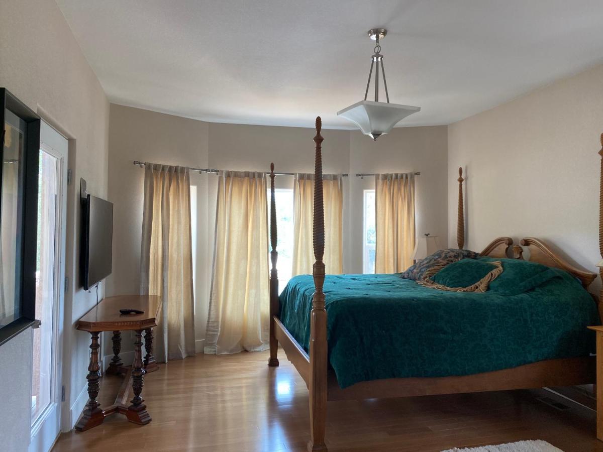Huge Cozy With Many Bedrooms In Ivywild *