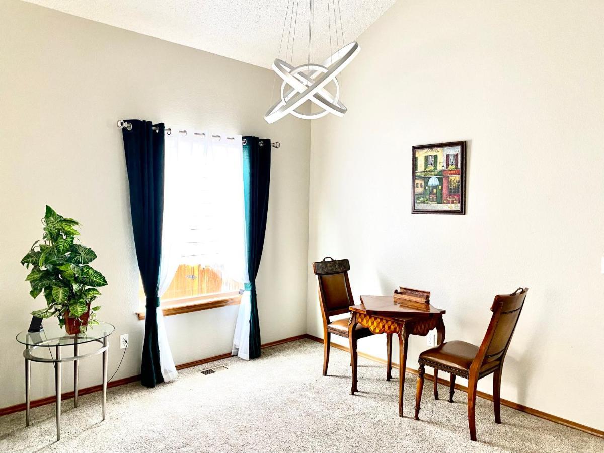 Artsy Close To Usafa With Fireplace And Patio Holiday home