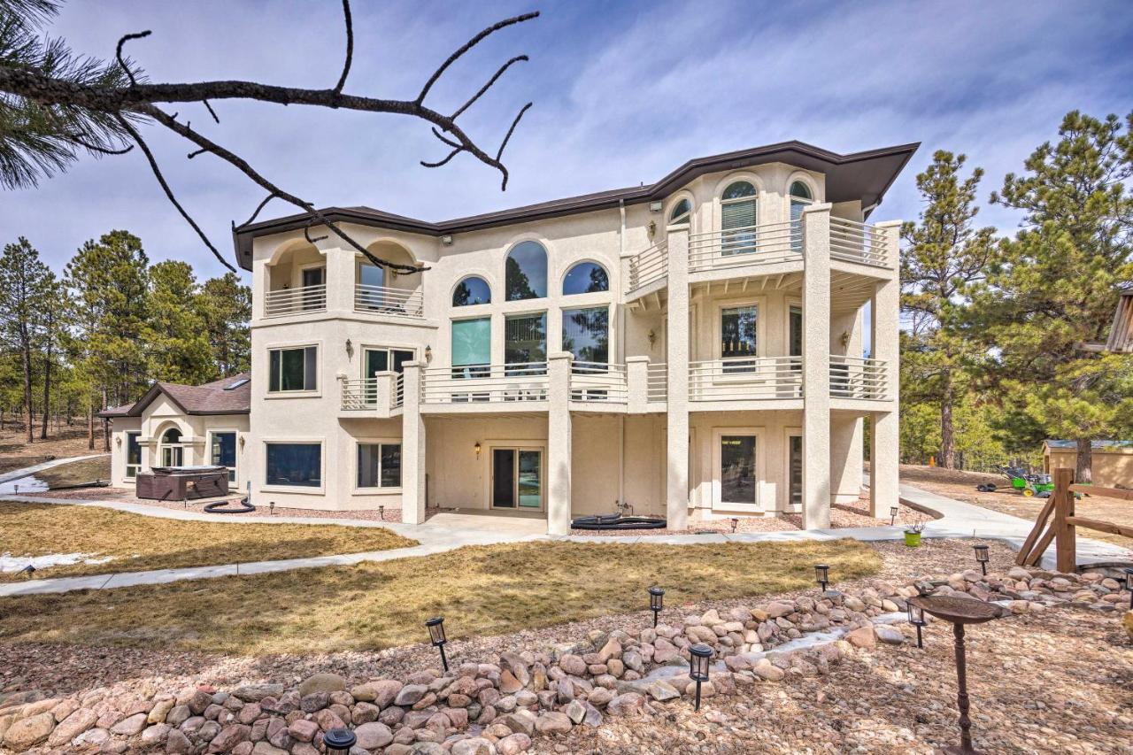 Estate With Indoor Pool And Decks About 25 Mi To Dtwn Holiday home