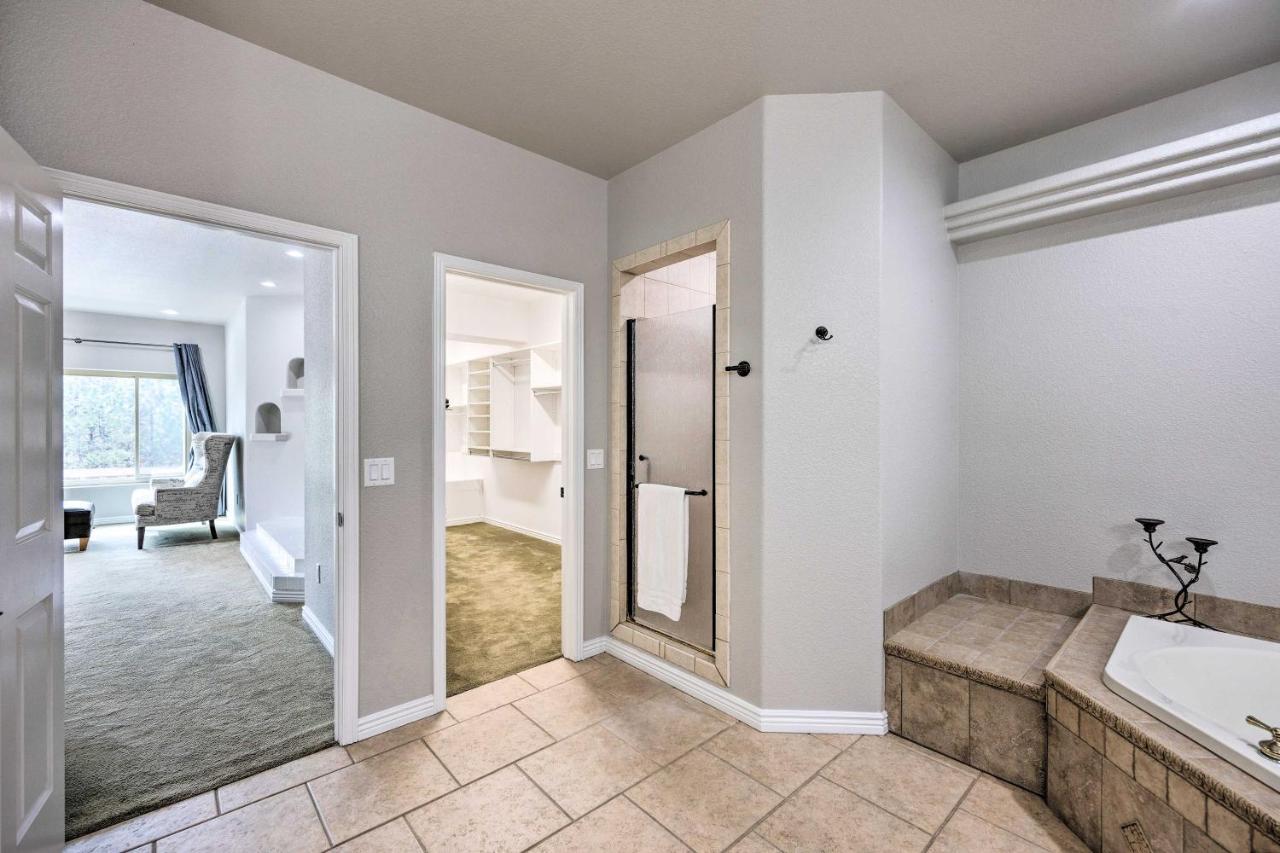 Estate With Indoor Pool And Decks About 25 Mi To Dtwn Holiday home