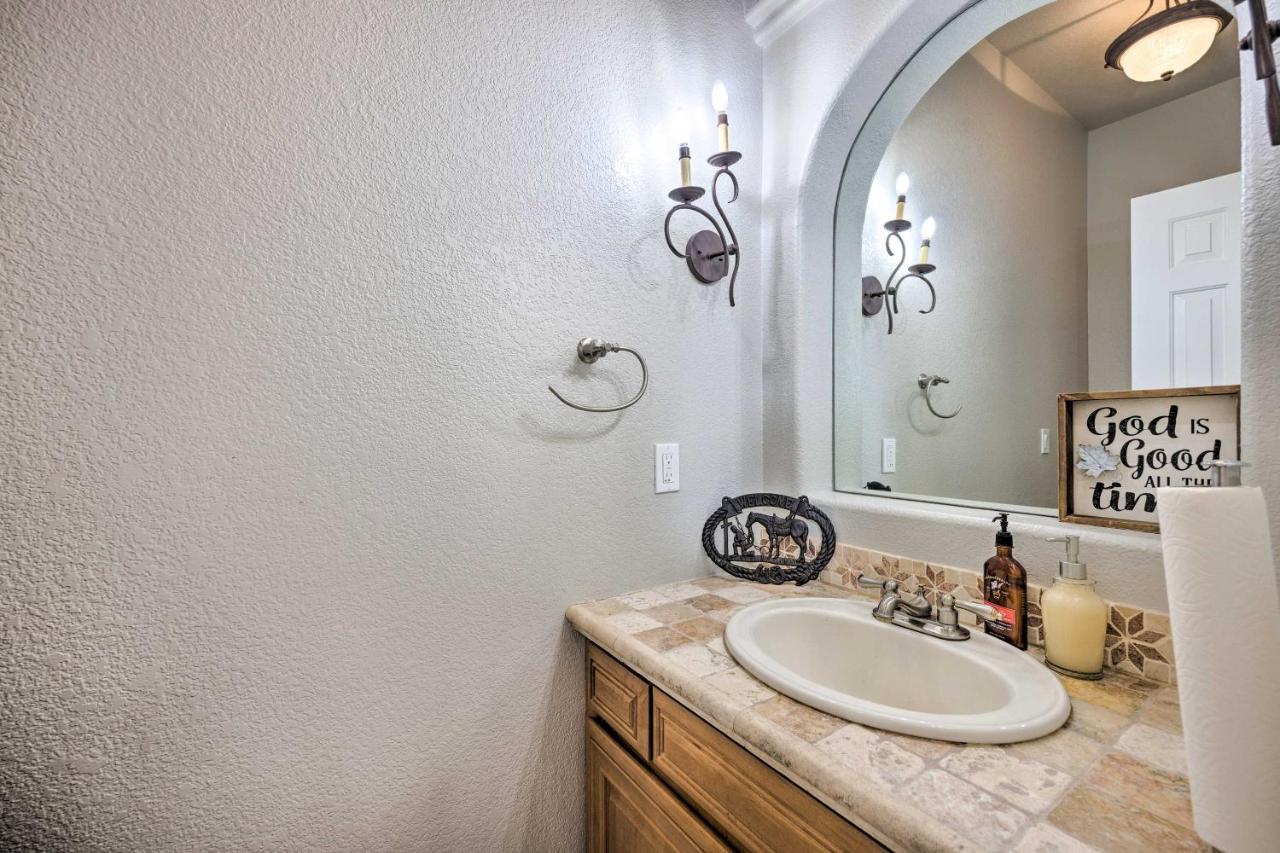 Estate With Indoor Pool And Decks About 25 Mi To Dtwn